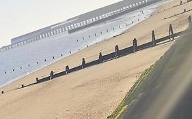Lovely 2-Bed Caravan In Walton On The Naze