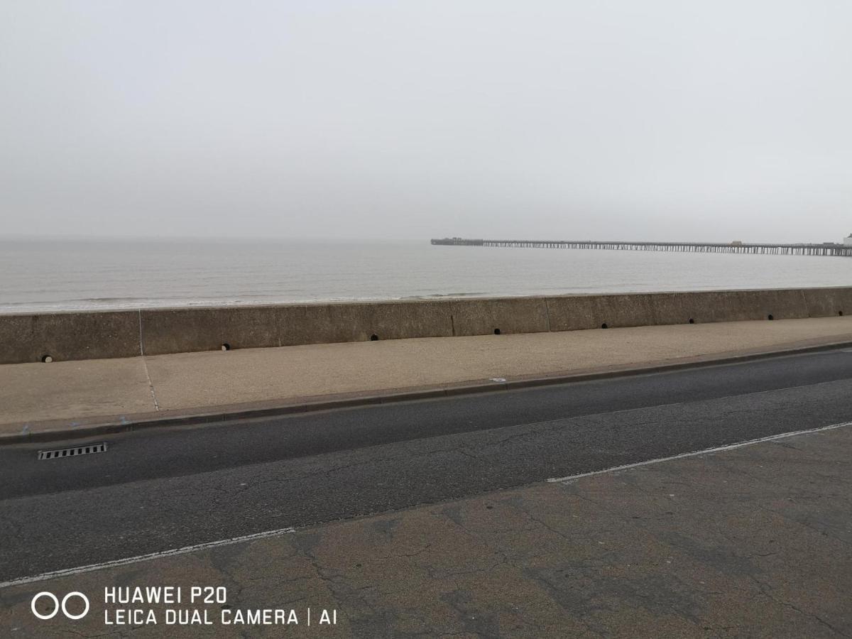 Lovely 2-Bed Caravan In Walton On The Naze Exterior photo