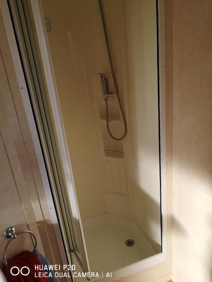 Lovely 2-Bed Caravan In Walton On The Naze Exterior photo