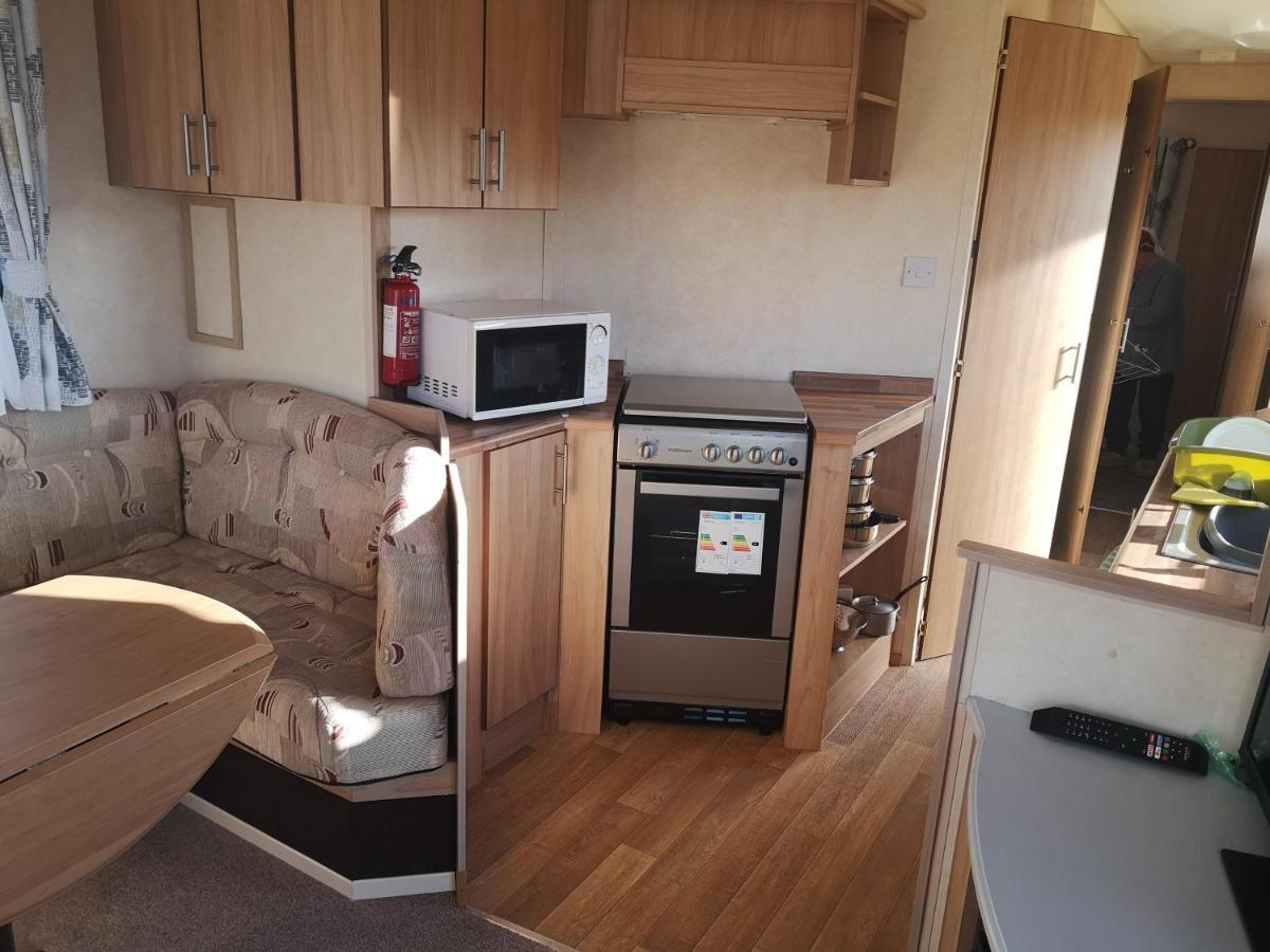 Lovely 2-Bed Caravan In Walton On The Naze Exterior photo
