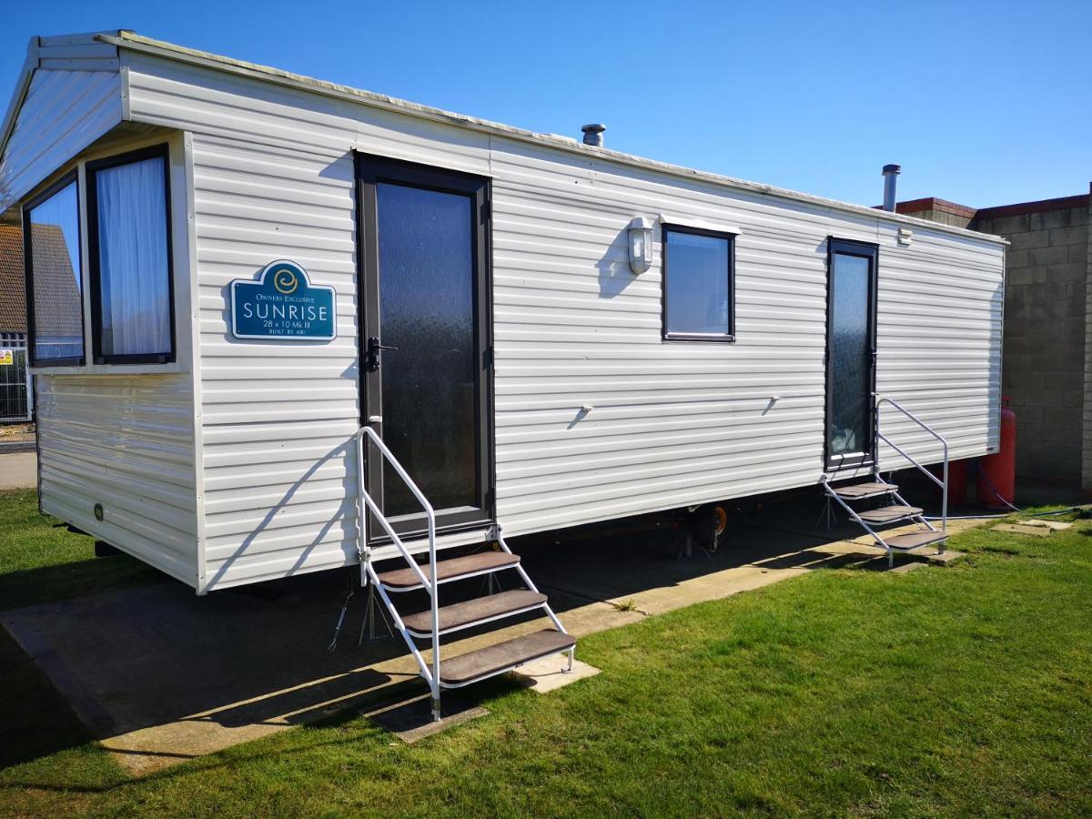 Lovely 2-Bed Caravan In Walton On The Naze Exterior photo