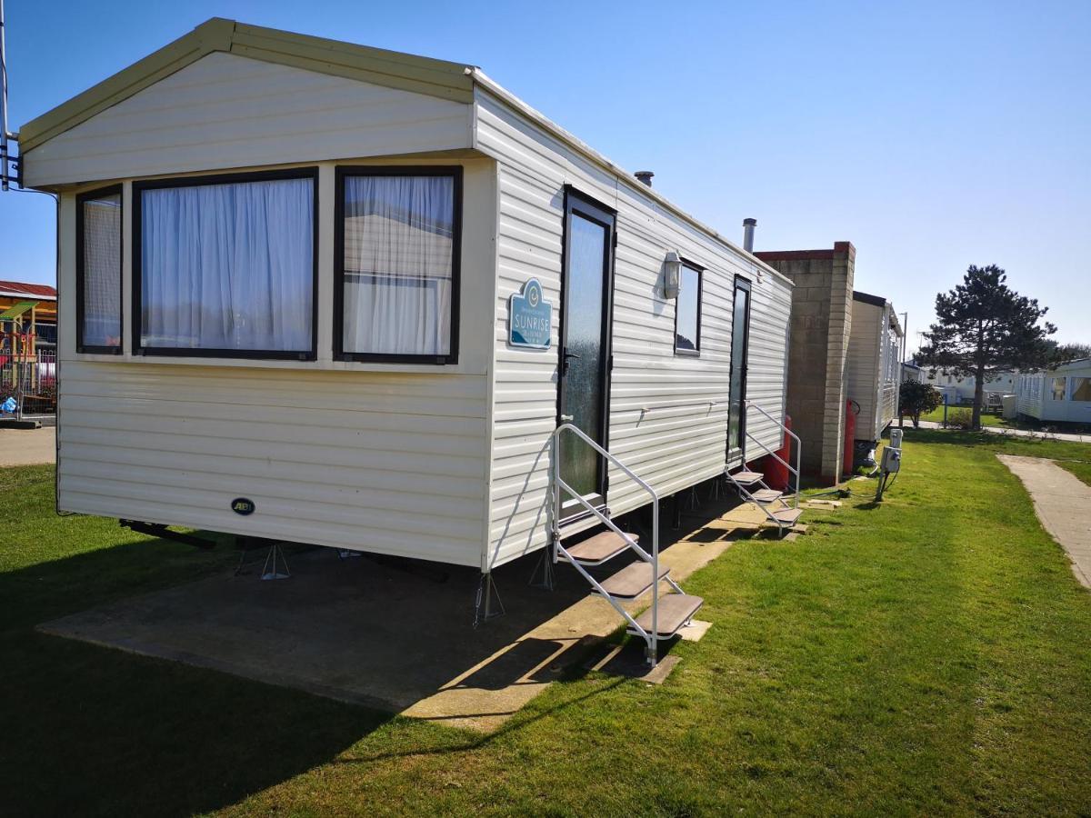 Lovely 2-Bed Caravan In Walton On The Naze Exterior photo