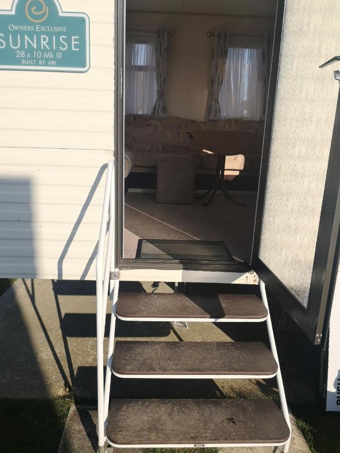 Lovely 2-Bed Caravan In Walton On The Naze Exterior photo
