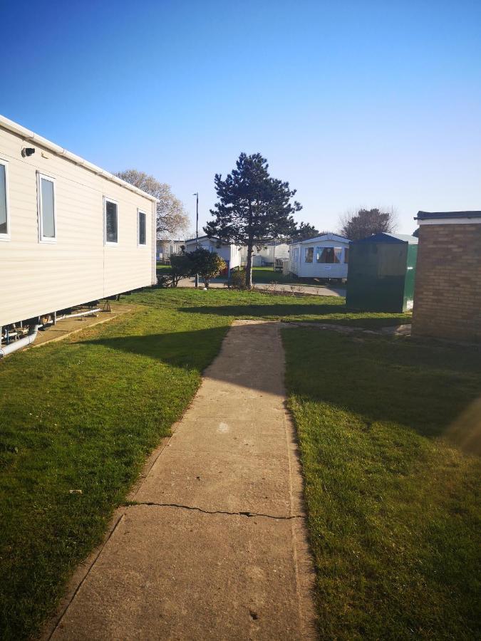 Lovely 2-Bed Caravan In Walton On The Naze Exterior photo